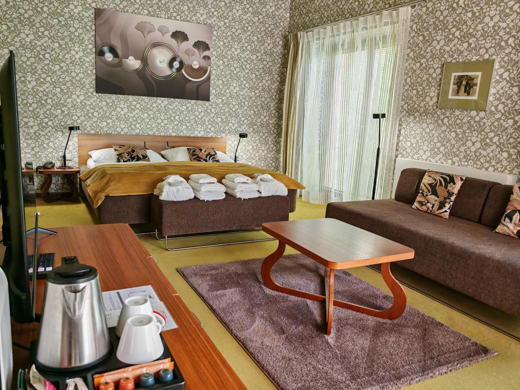 Hotel Rajska Zahrada Нове-Место-над-Метуйи Экстерьер фото