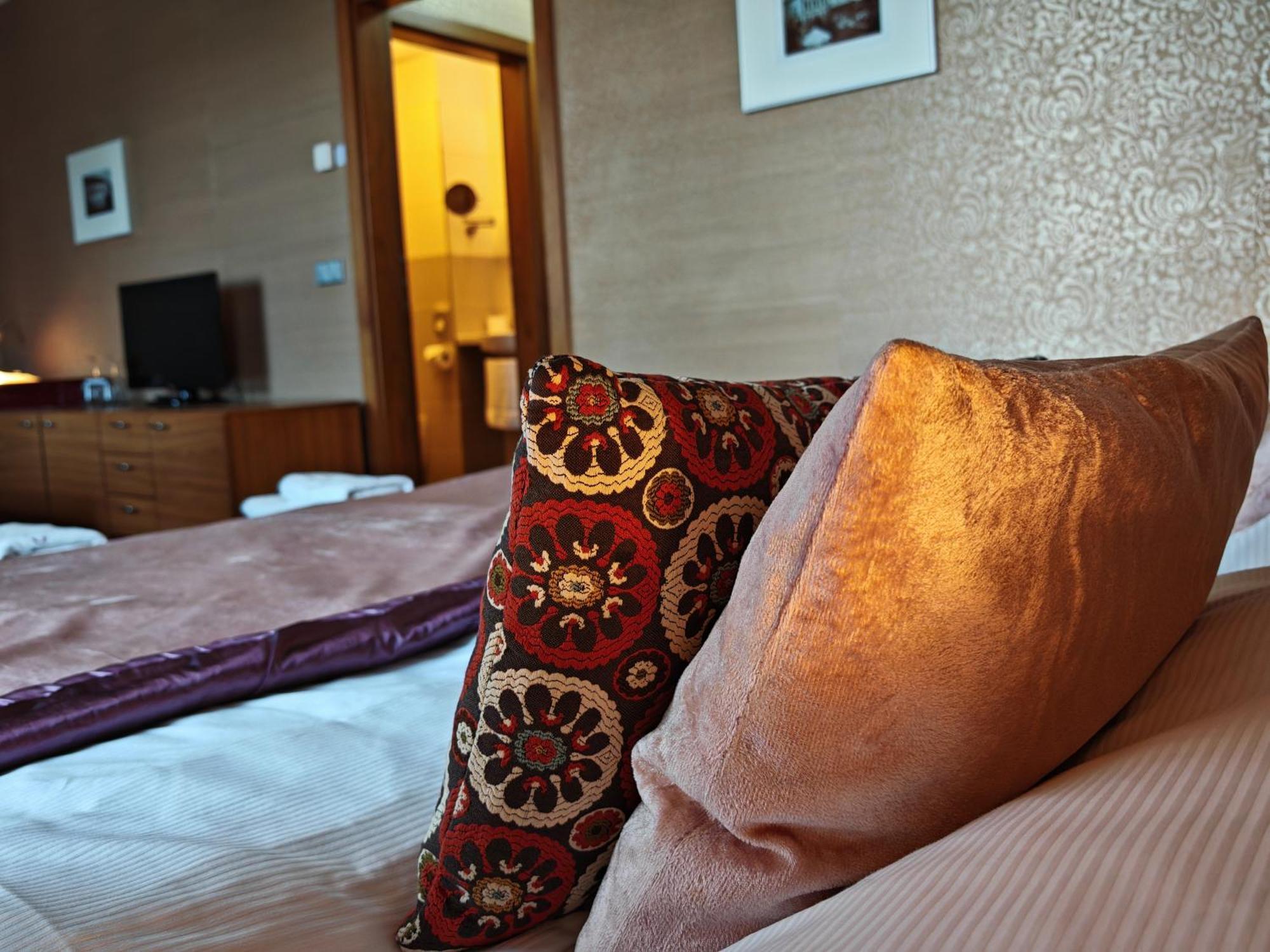 Hotel Rajska Zahrada Нове-Место-над-Метуйи Экстерьер фото