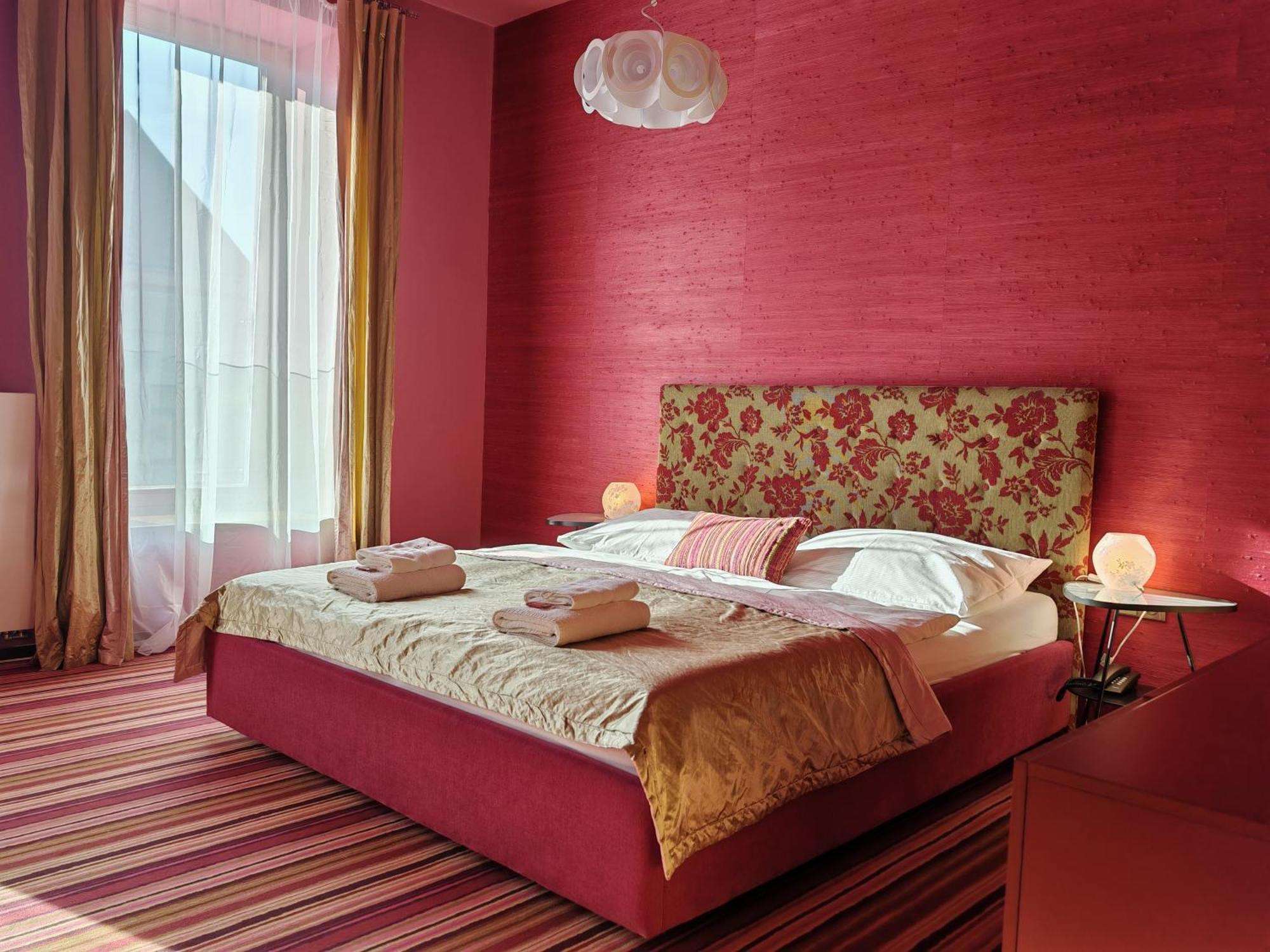 Hotel Rajska Zahrada Нове-Место-над-Метуйи Экстерьер фото