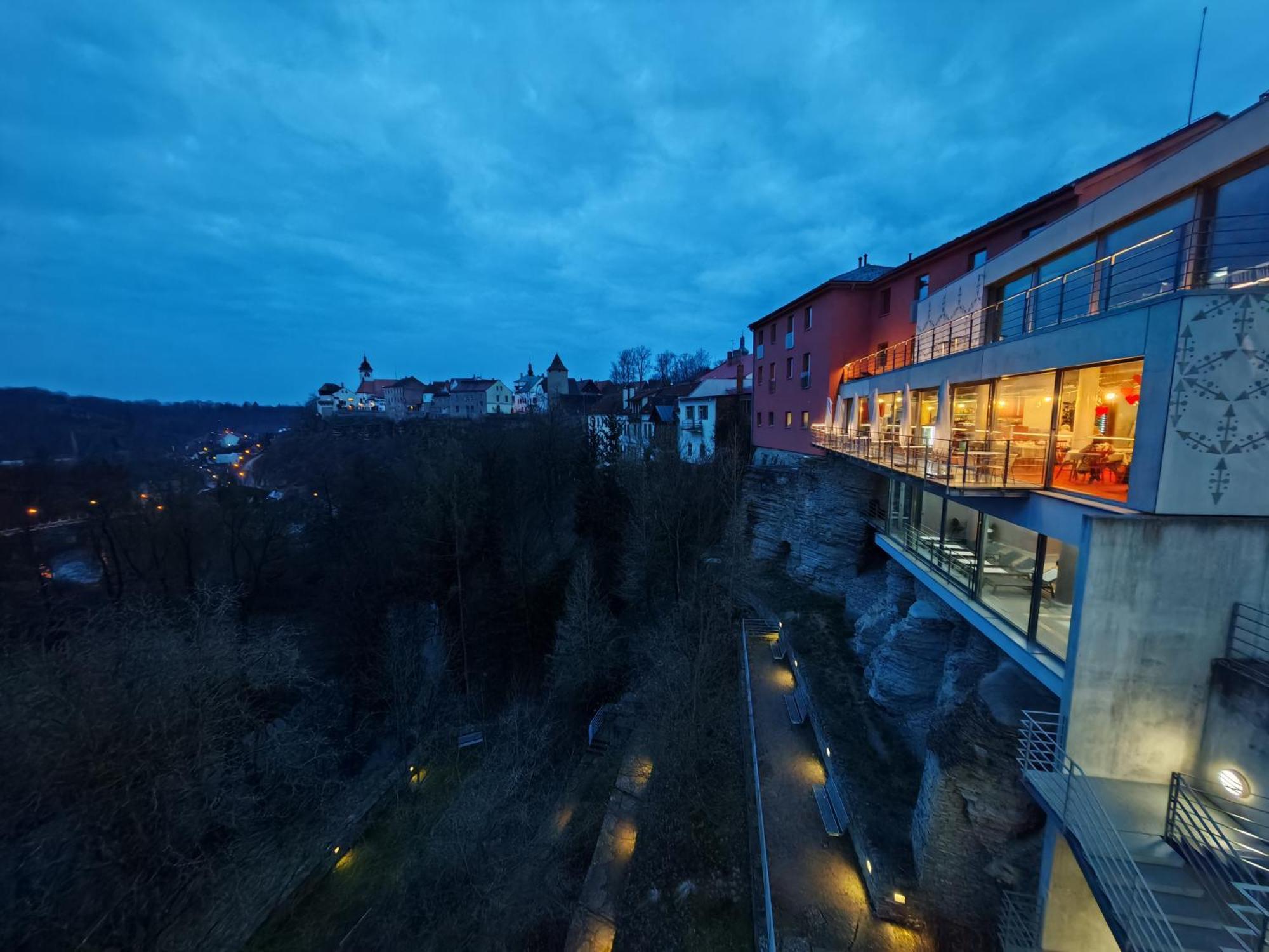 Hotel Rajska Zahrada Нове-Место-над-Метуйи Экстерьер фото