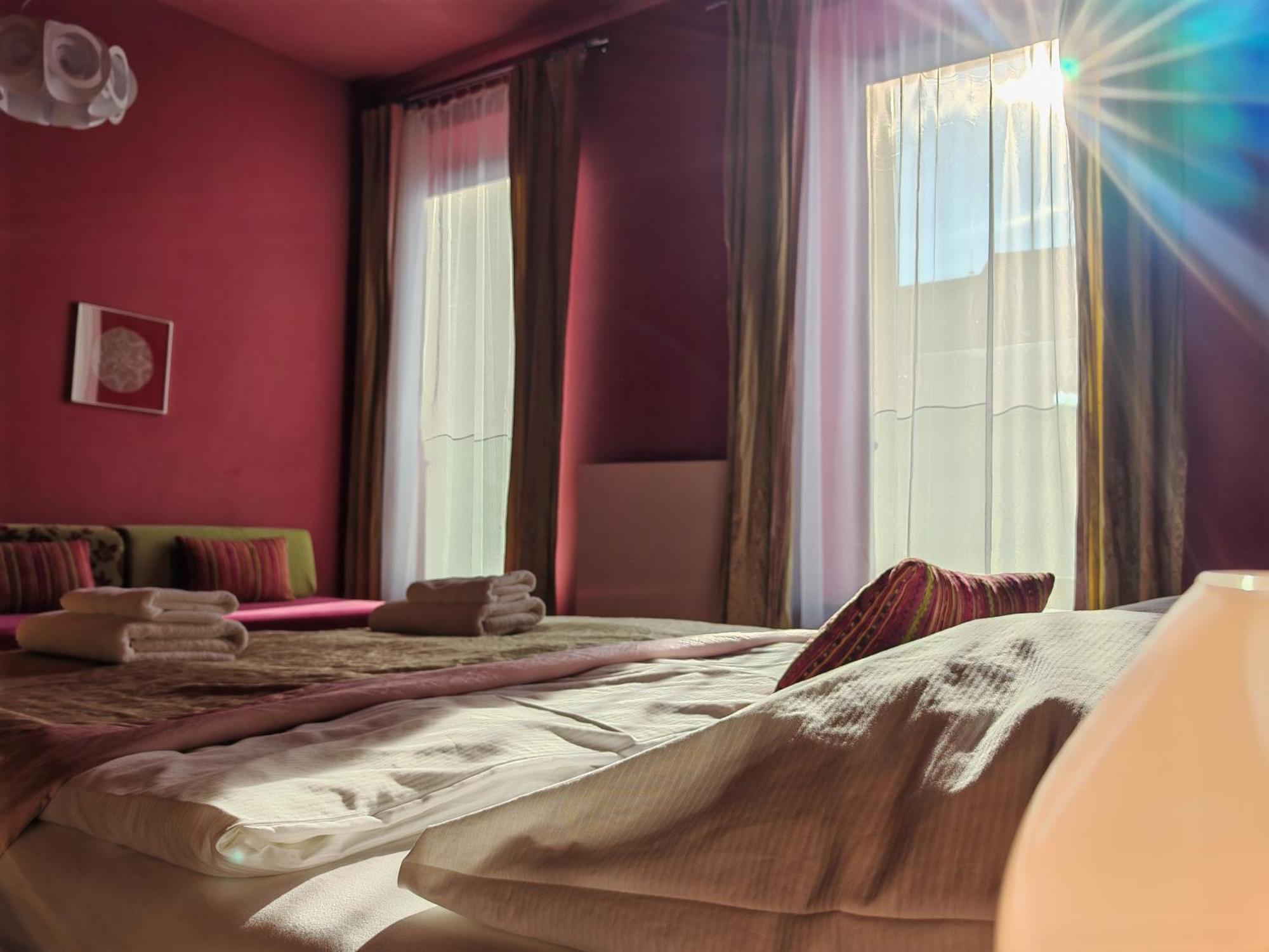 Hotel Rajska Zahrada Нове-Место-над-Метуйи Экстерьер фото