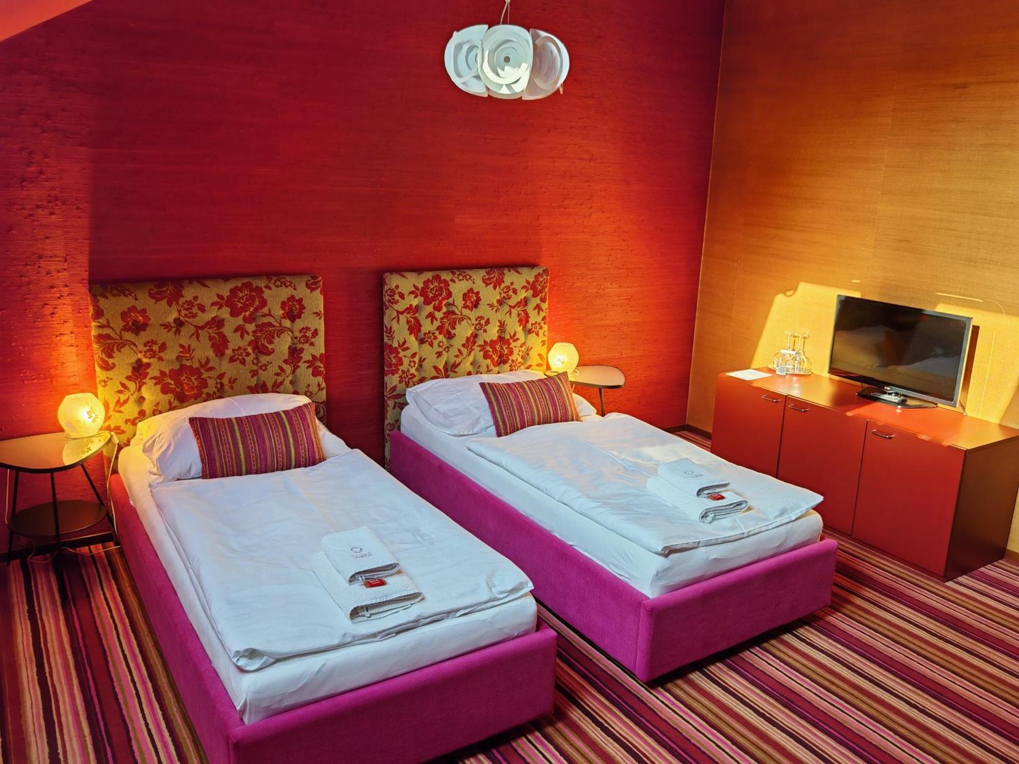 Hotel Rajska Zahrada Нове-Место-над-Метуйи Экстерьер фото