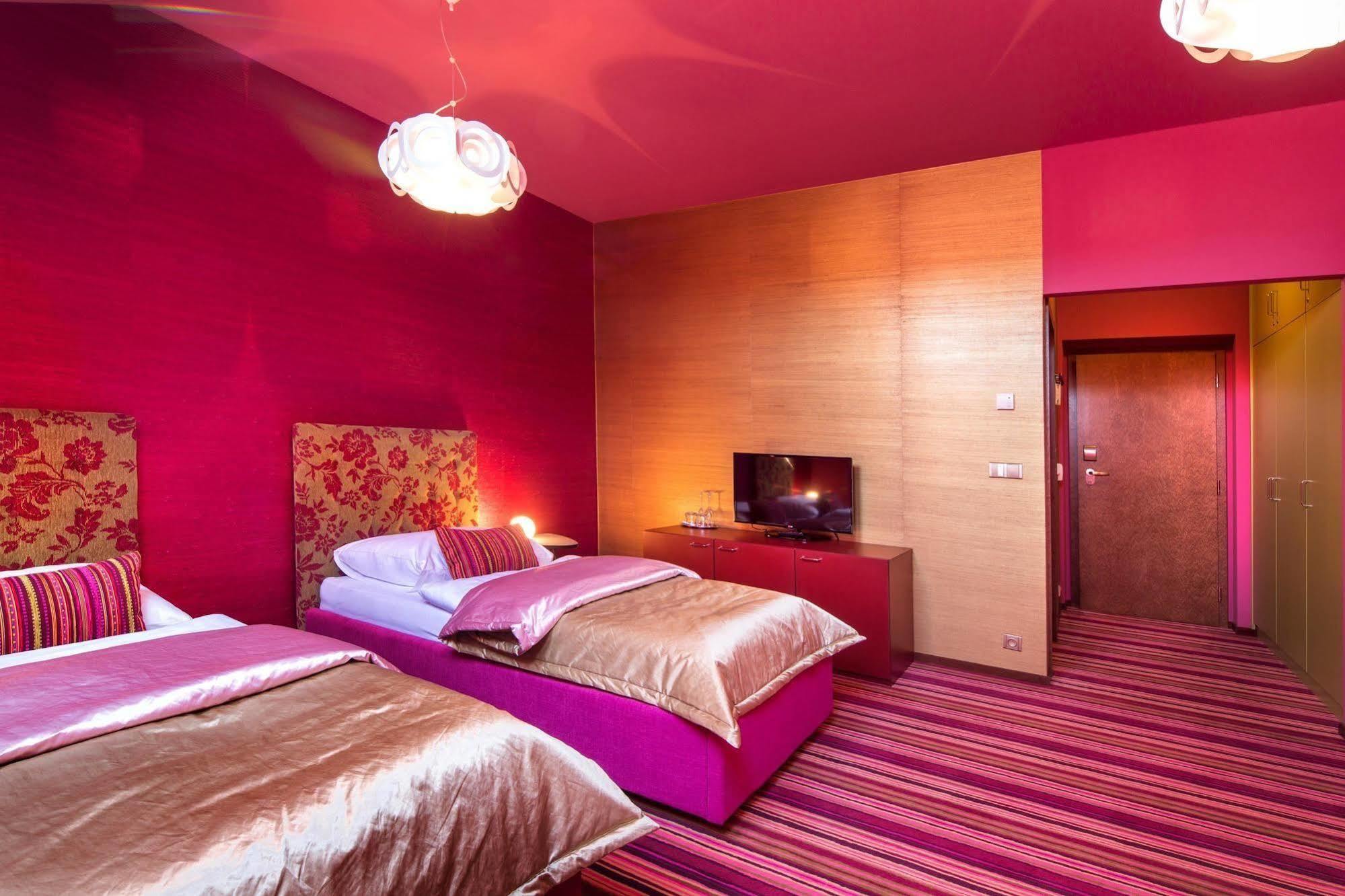 Hotel Rajska Zahrada Нове-Место-над-Метуйи Экстерьер фото